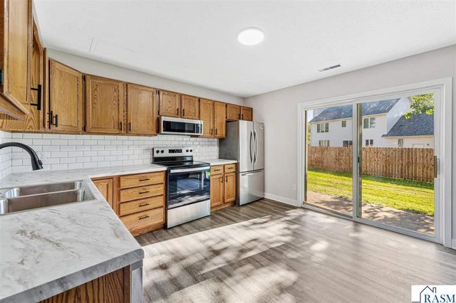 1639 Pleasant View Drive, North Mankato, MN 56003