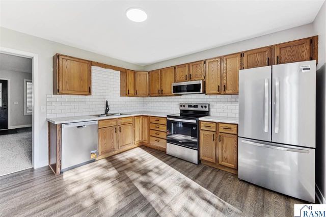 1639 Pleasant View Drive, North Mankato, MN 56003