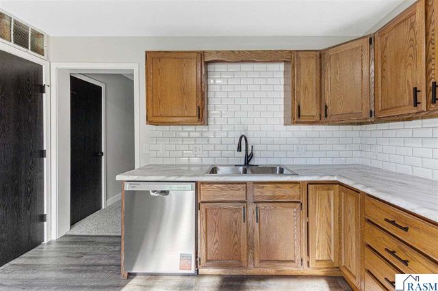 1639 Pleasant View Drive, North Mankato, MN 56003