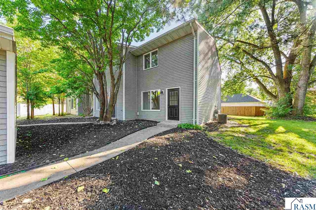 1639 Pleasant View Drive, North Mankato, MN 56003