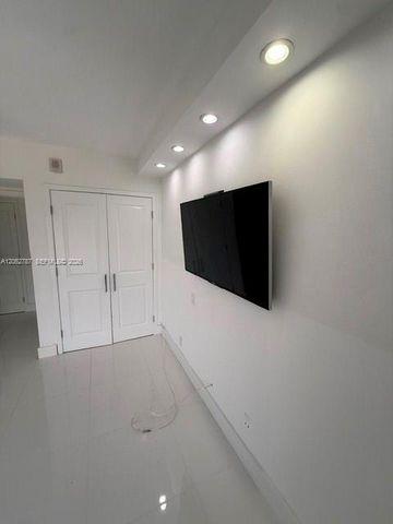 19707 Turnberry Way 24B, Aventura, FL 33180