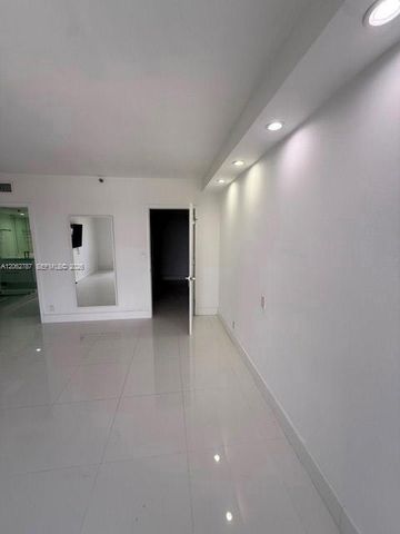 19707 Turnberry Way 24B, Aventura, FL 33180