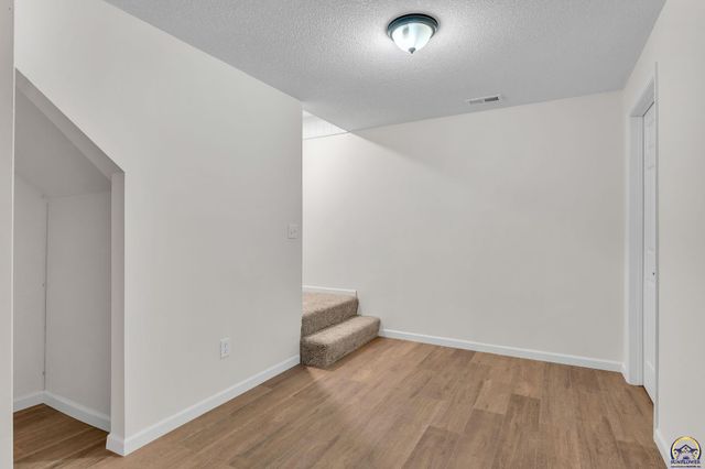 6040 SW 25th ST, Topeka, KS 66614