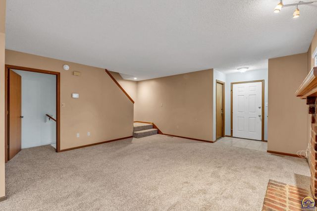 6040 SW 25th ST, Topeka, KS 66614