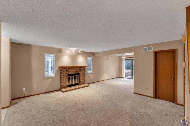 6040 SW 25th ST, Topeka, KS 66614