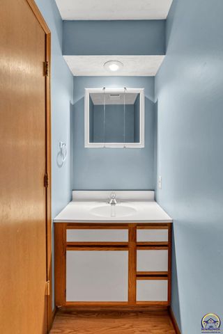 6040 SW 25th ST, Topeka, KS 66614