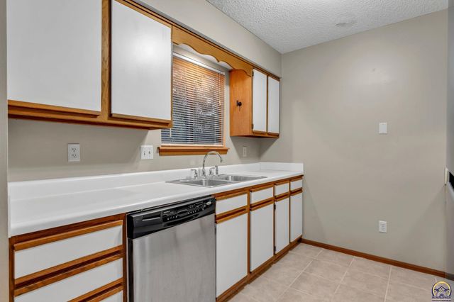 6040 SW 25th ST, Topeka, KS 66614