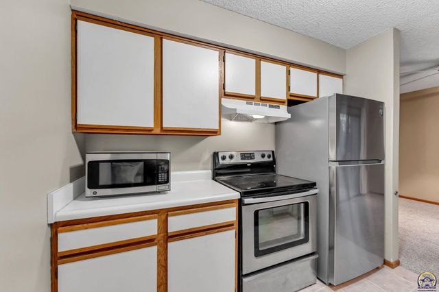 6040 SW 25th ST, Topeka, KS 66614