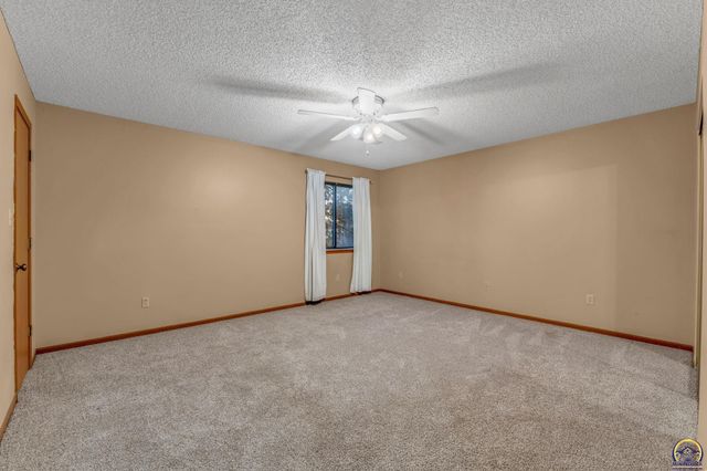 6040 SW 25th ST, Topeka, KS 66614