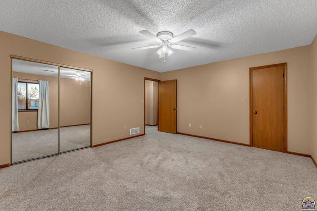 6040 SW 25th ST, Topeka, KS 66614