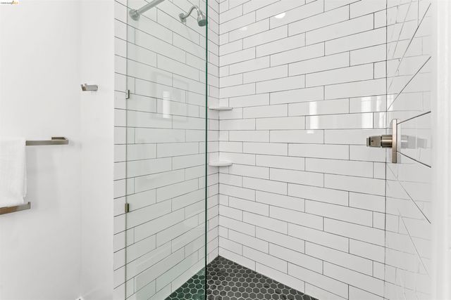 2832 Summit St, Oakland, CA 94609