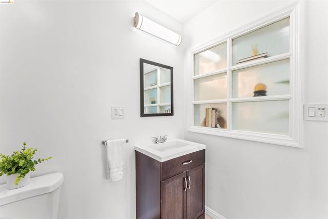 2832 Summit St, Oakland, CA 94609