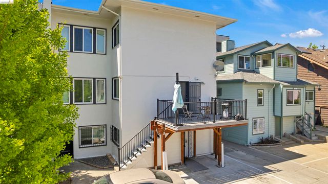 2832 Summit St, Oakland, CA 94609
