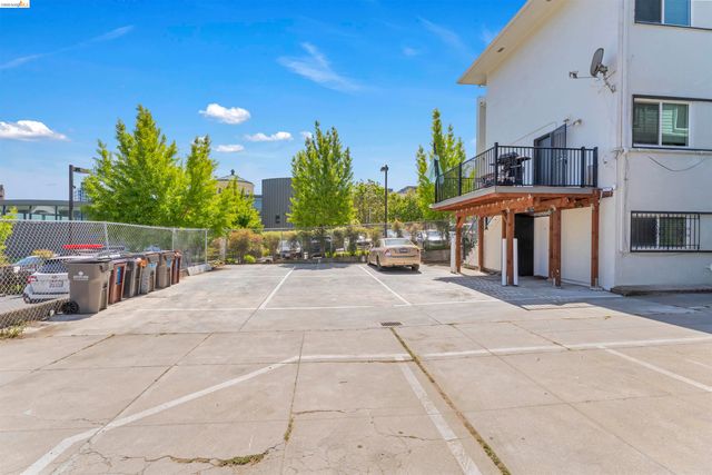2832 Summit St, Oakland, CA 94609