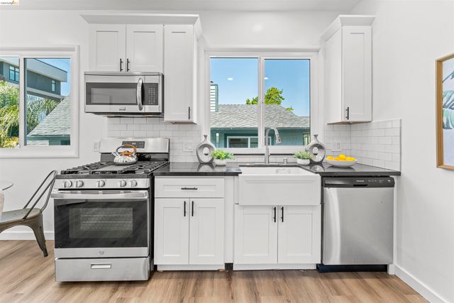2832 Summit St, Oakland, CA 94609