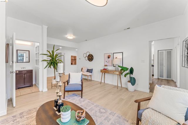 2832 Summit St, Oakland, CA 94609