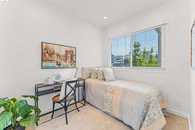 2832 Summit St, Oakland, CA 94609
