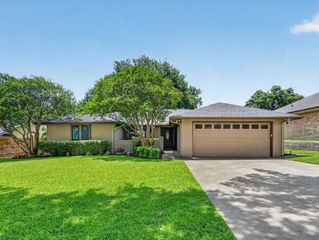 10113 Locksley Drive, Benbrook, TX 76126