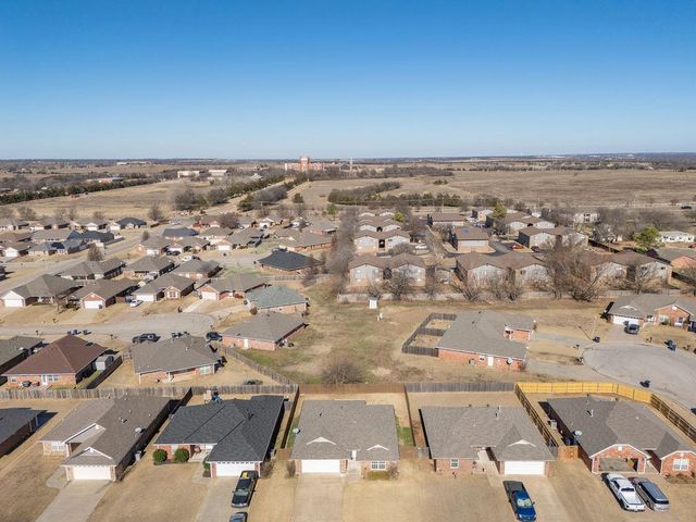 1914 Rain Tree Drive, Shawnee, OK 74804