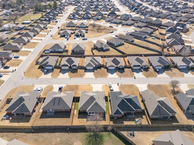 1914 Rain Tree Drive, Shawnee, OK 74804