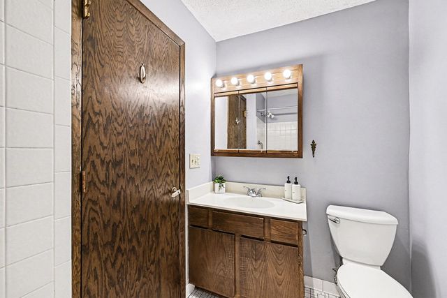 6085 Lincoln Drive 122, Edina, MN 55436