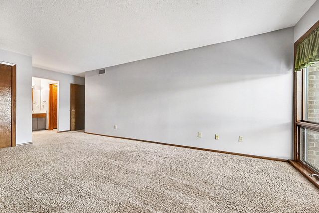 6085 Lincoln Drive 122, Edina, MN 55436