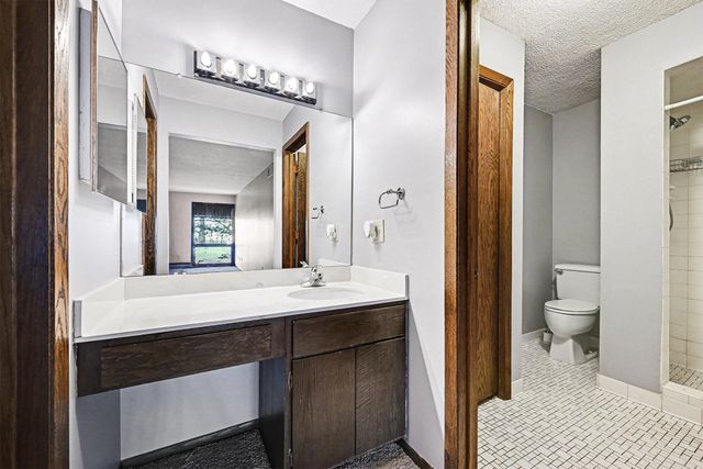 6085 Lincoln Drive 122, Edina, MN 55436