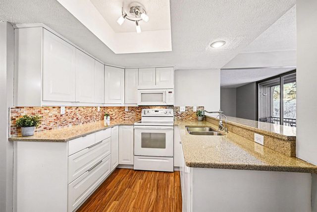 6085 Lincoln Drive 122, Edina, MN 55436