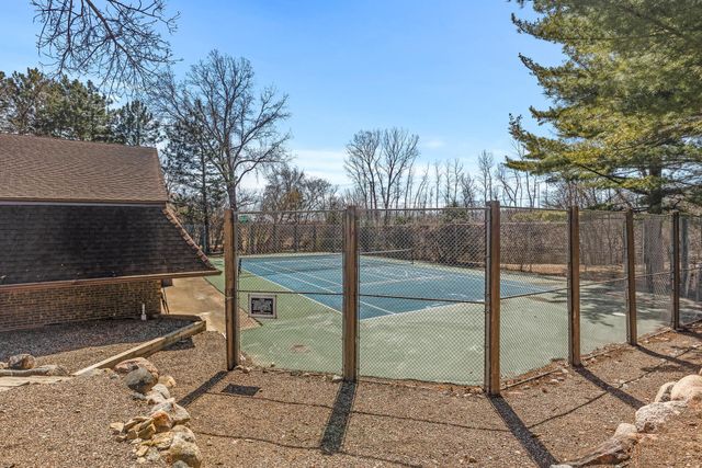 6085 Lincoln Drive 122, Edina, MN 55436