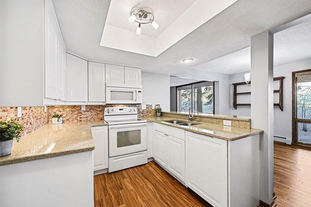 6085 Lincoln Drive 122, Edina, MN 55436