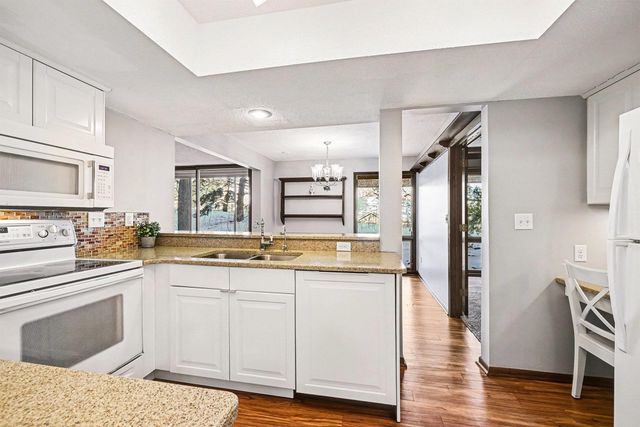 6085 Lincoln Drive 122, Edina, MN 55436