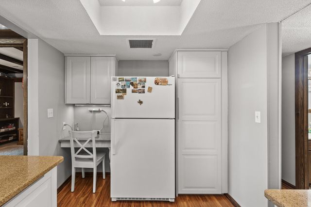 6085 Lincoln Drive 122, Edina, MN 55436