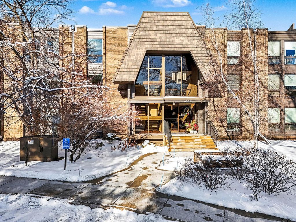 6085 Lincoln Drive 122, Edina, MN 55436