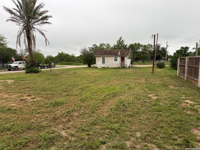 600 CROUCH AVE, Devine, TX 78016