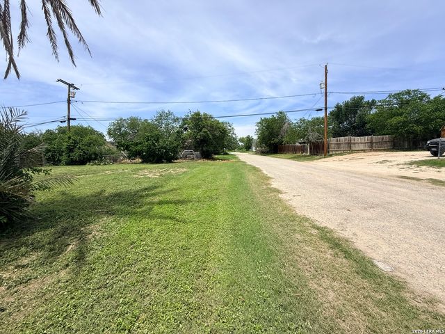 600 CROUCH AVE, Devine, TX 78016