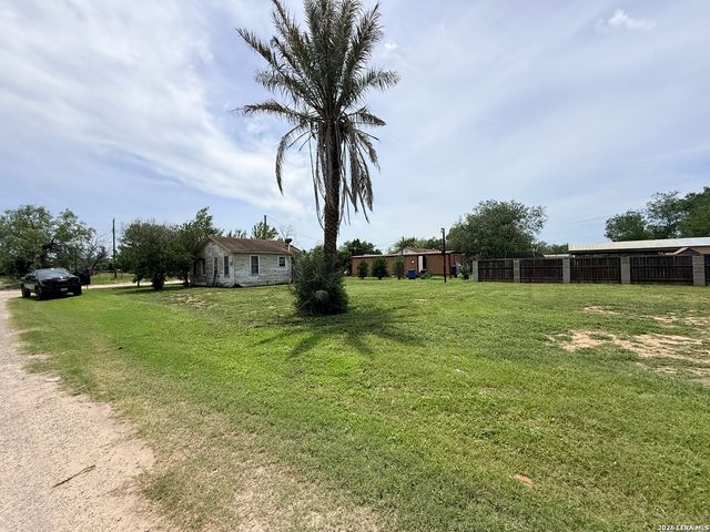 600 CROUCH AVE, Devine, TX 78016
