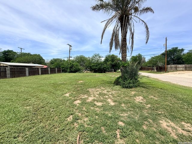 600 CROUCH AVE, Devine, TX 78016