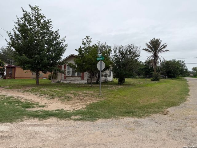 600 CROUCH AVE, Devine, TX 78016