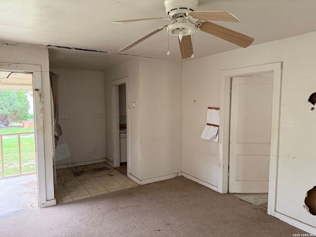 600 CROUCH AVE, Devine, TX 78016