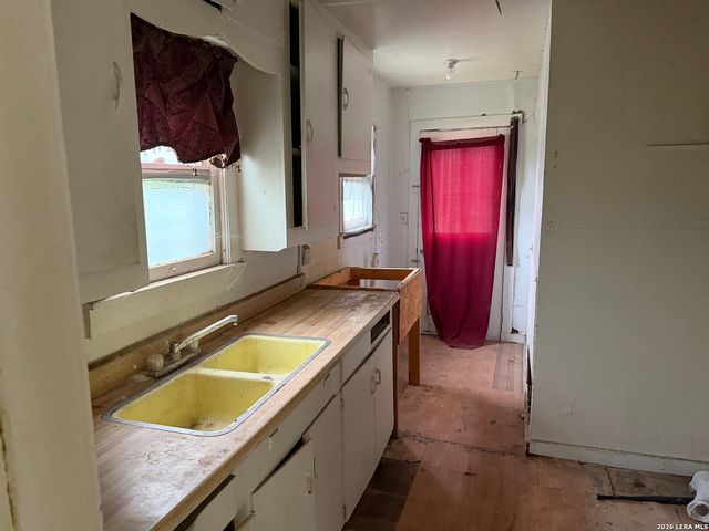 600 CROUCH AVE, Devine, TX 78016