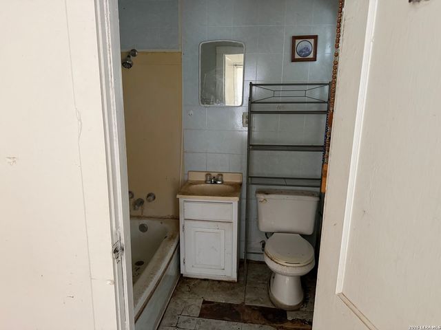 600 CROUCH AVE, Devine, TX 78016