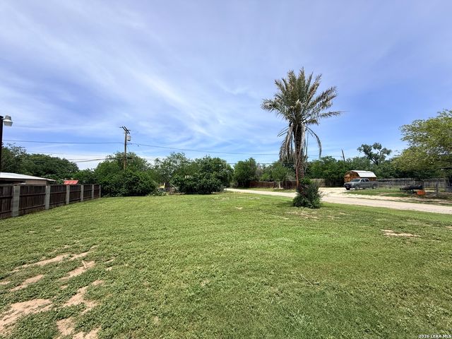 600 CROUCH AVE, Devine, TX 78016