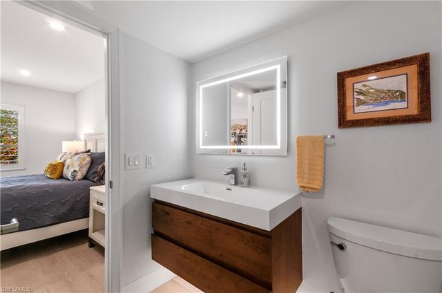 664 Broad AVE S J664, Naples, FL 34102