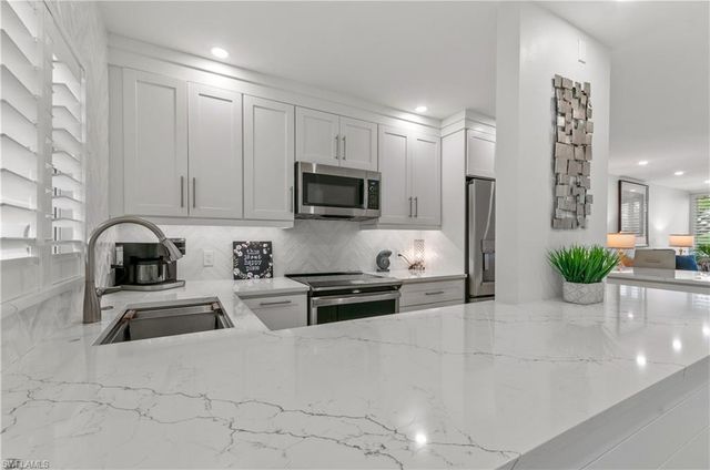 664 Broad AVE S J664, Naples, FL 34102