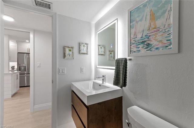 664 Broad AVE S J664, Naples, FL 34102