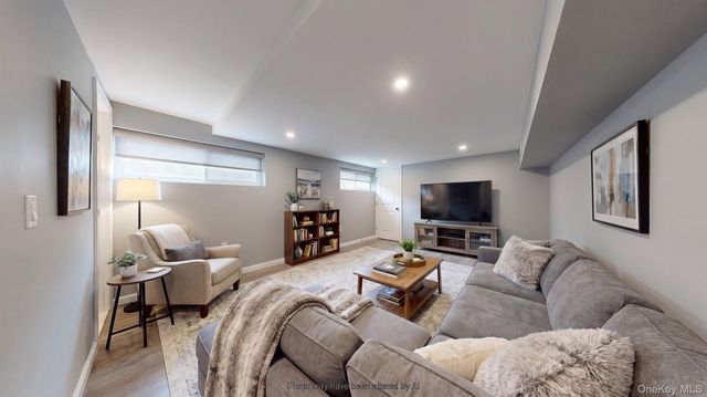 8 Thayer Place, Staten Island, NY 10306