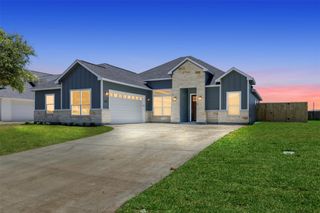 155 Oak Cluster Drive, Columbus, TX 78934