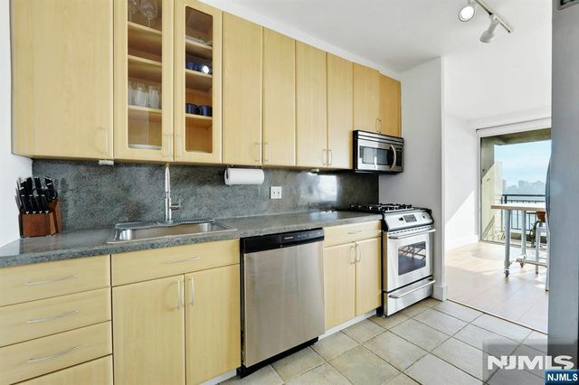 4 Horizon Road 1027, Fort Lee, NJ 07024