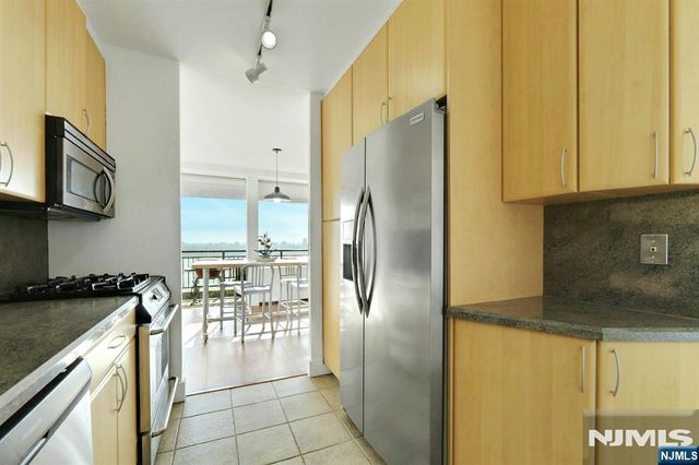 4 Horizon Road 1027, Fort Lee, NJ 07024