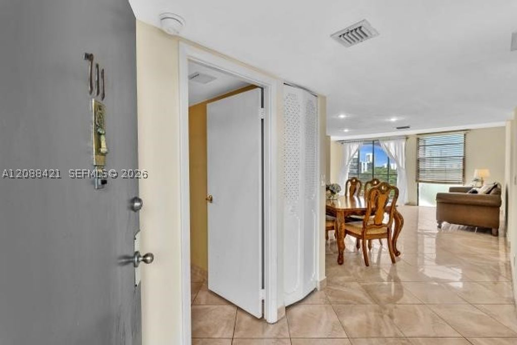20400 W Country Club Dr 711, Aventura, FL 33180
